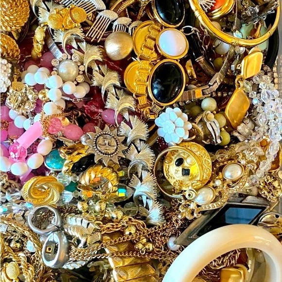 One Mystery 1lb Jewelry Making Craft Grab Bag - Picture 1 of 1